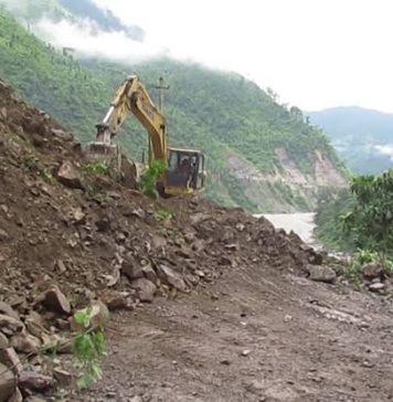 पहिरोका कारण अवरुद्ध पृथ्वी राजमार्ग पुनः सञ्चालनमा